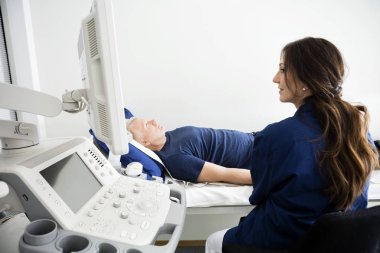 Doktor Hospi ultrason muayenesi sırasında monitöre arıyorsunuz