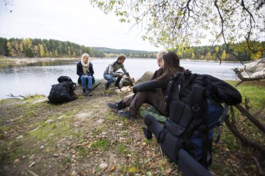 Arkadaşlar Lakeside kamp için hazırlanıyor