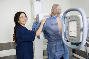 Mutlu radyolog Xray adam hastanede alarak