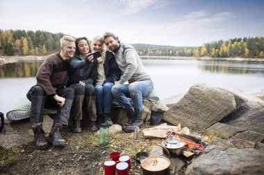 Lakeside kamp, kendi kendine portre çekici arkadaş