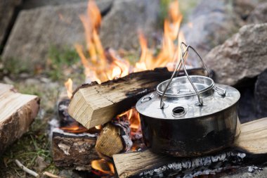 Şenlik ateşi metalik potu closeup