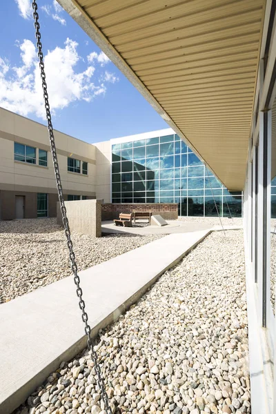 Moderno edificio ospedaliero con cortile — Foto Stock