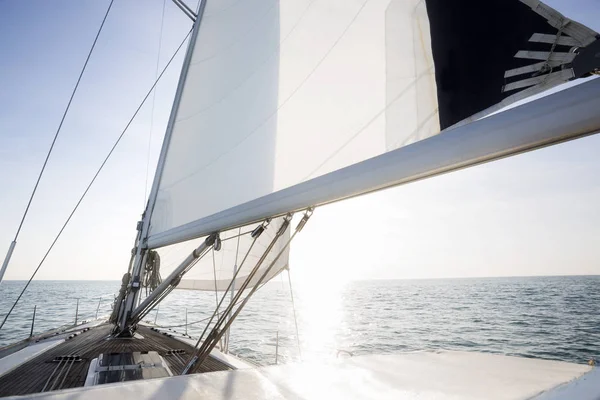 Jacht segelt an sonnigem Tag auf See — Stockfoto