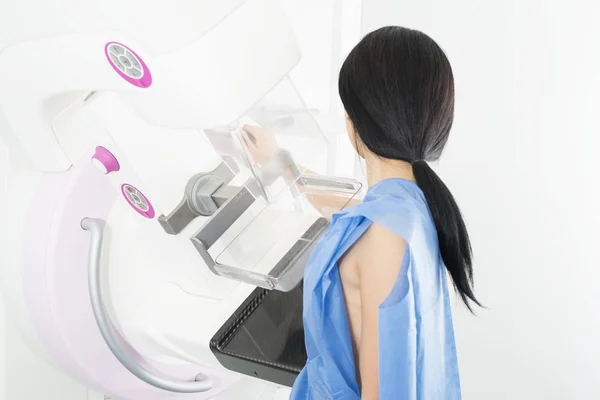 Visão lateral da mulher submetendo-se a mamografia teste de raios-X — Fotografia de Stock