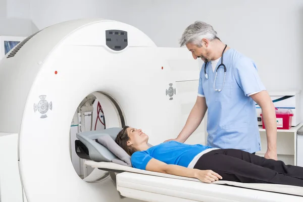 Lachende arts in gesprek met de patiënt liggend op de Machine van de Ct-Scan — Stockfoto