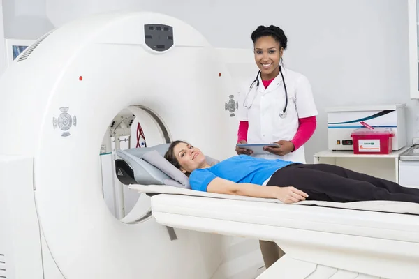 Medico femminile che prepara il paziente per la TC Scansione in ospedale — Foto Stock