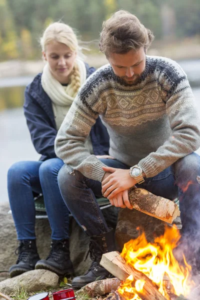 湖畔のキャンプ中に焚き火の準備のカップル — ストック写真