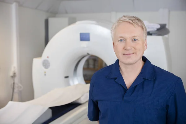 Επαγγελματική μόνιμη από Mri μηχάνημα στο νοσοκομείο — Φωτογραφία Αρχείου