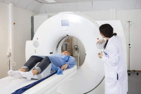 Dokter op zoek naar vrouwelijke patiënt gaat door CT-scan — Stockfoto