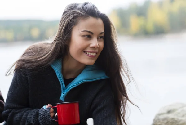 Belle femme tenant tasse de café au camping — Photo