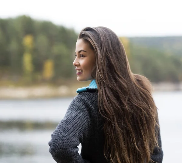 Felice giovane donna in piedi sul lago durante il campeggio — Foto Stock