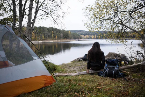 Senderista disfrutando de la vista del lago en el camping — Foto de Stock