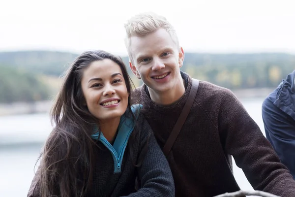 Sonriente pareja multiétnica en el camping Lakeside — Foto de Stock