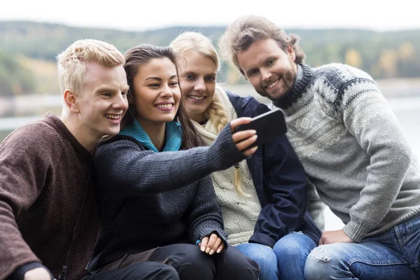 Přátel, pořizování Selfie s Smartphone v kempu — Stock fotografie