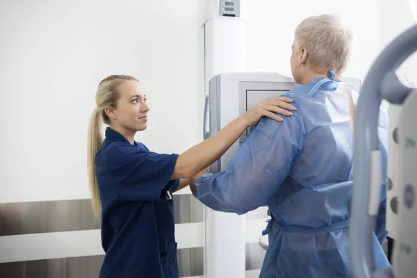 Радиолог, принимающий рентген зрелого человека в больнице — стоковое фото