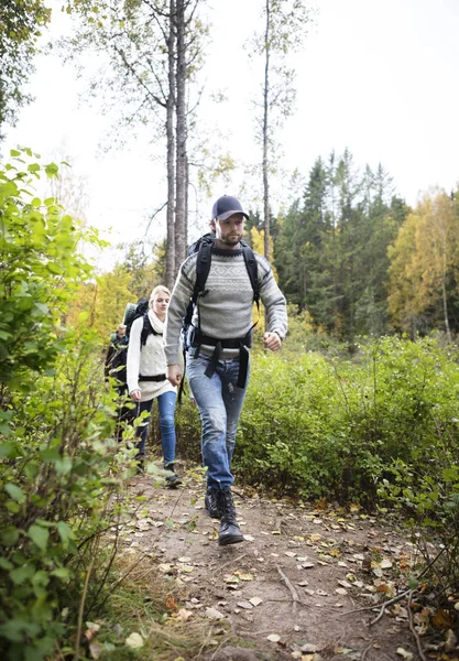 Hombre con amigos caminando en sendero — Foto de Stock