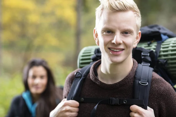 Portret van vertrouwen mannelijke wandelaar In bos — Stockfoto