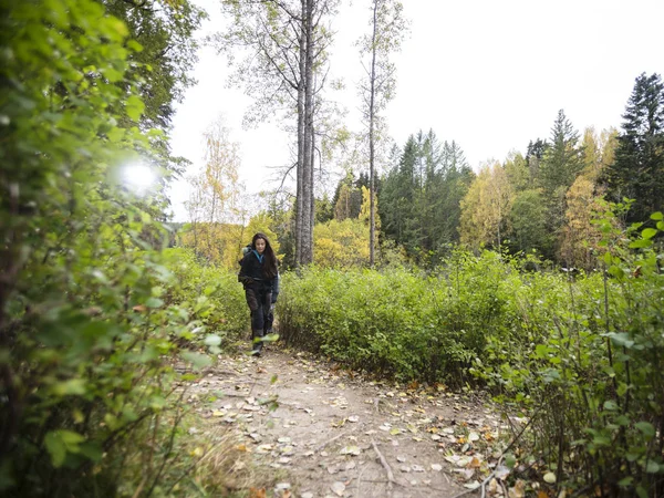 Młoda kobieta wycieczkowicz chodzenia po lesie szlak — Zdjęcie stockowe