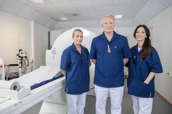 Mri 装置で笑みを浮かべて自信のある医療チーム — ストック写真