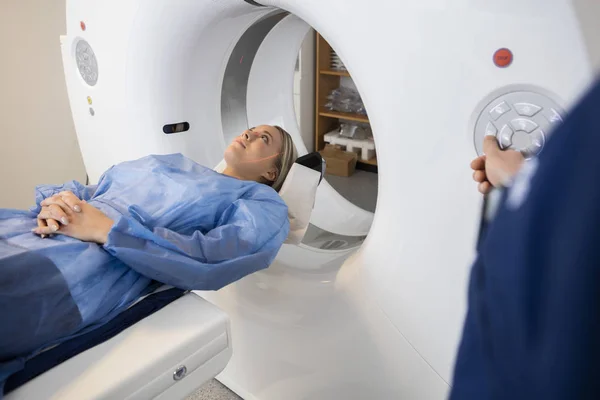 Пацієнт проходить КТ-сканування в лікарні — стокове фото