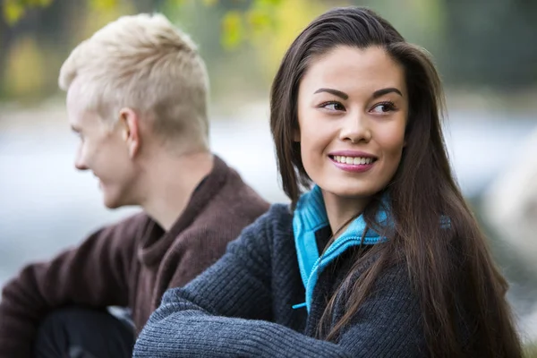 Mooie vrouw zitten door Man op Camping — Stockfoto