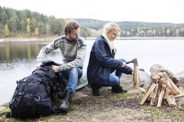 Couple se préparant pour le camping au bord du lac — Photo