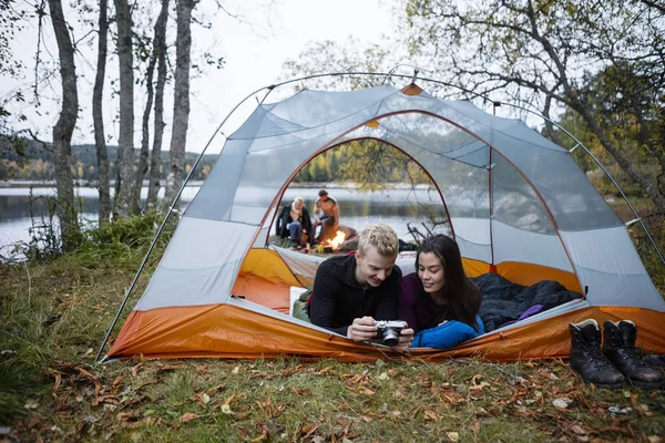 Paar controle foto's in de Camera terwijl liggend In de Tent — Stockfoto