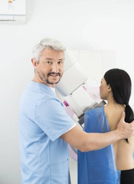 Mamografi X-ray testi Hospit içinde geçiren yardımcı kadın doktor