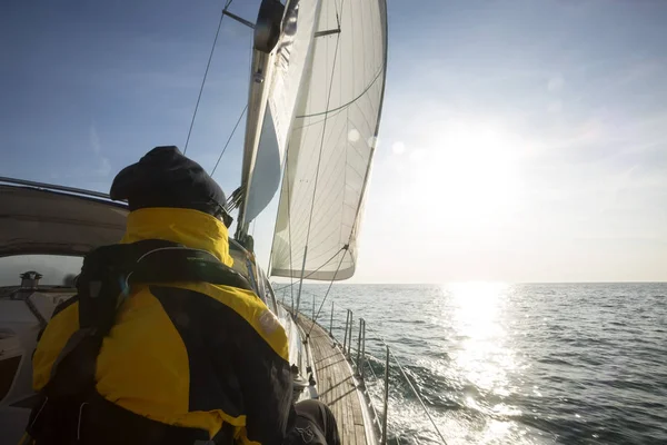 Rückansicht eines Mannes, der auf einer Jacht im Meer segelt — Stockfoto