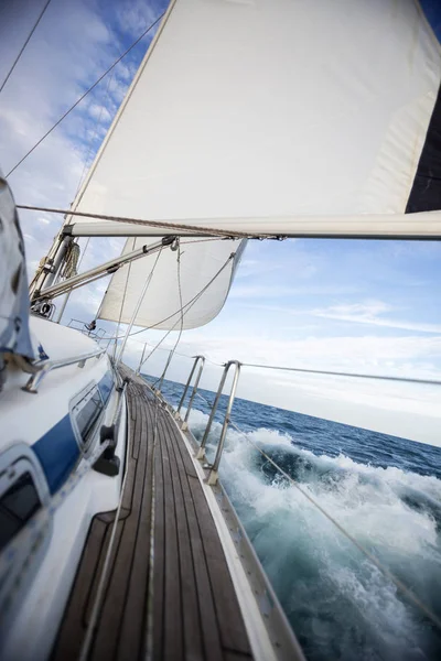 Barca a vela di lusso che naviga in mare — Foto Stock
