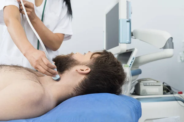 Pacient podstupuje ultrazvuk štítné žlázy, od lékaře — Stock fotografie