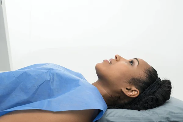 Female Patient Lying On Bed In Clinic — Stock Photo, Image