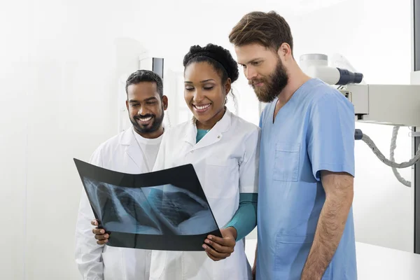 Radiologistas examinando raio-X de tórax na sala de exame — Fotografia de Stock