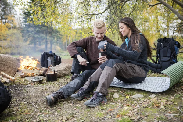 森のキャンプ場にコーヒーを作るカップル — ストック写真