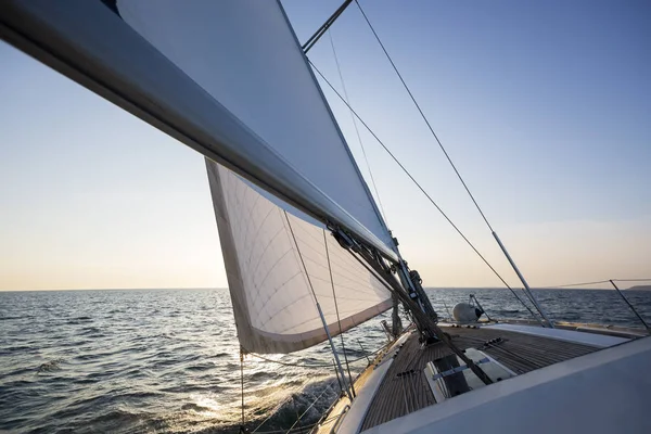 Barca di lusso che naviga in mare durante il tramonto — Foto Stock