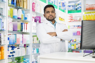 Kendine güvenen kimyager kol ayakta stetoskop geçti