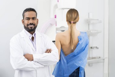 Doktor ayakta silah mamogram X gören kadın geçti-