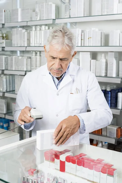 Chemiker scannt Barcode auf Medikamentenbox — Stockfoto
