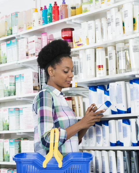 Flacone di shampoo per la custodia del cliente femminile dagli scaffali — Foto Stock