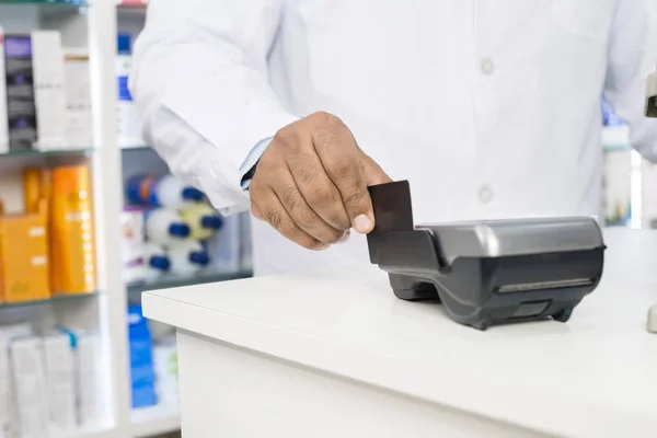 Sezione centrale del farmacista Swiping carta di credito sul lettore — Foto Stock