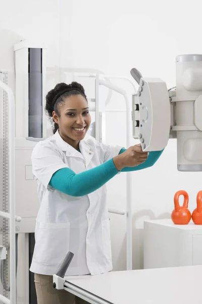 Vrouwelijke arts operationele röntgenapparaat In ziekenhuis — Stockfoto
