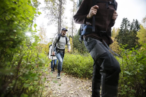 Jovem Com Amigos Caminhando Na Trilha Florestal — Fotografia de Stock