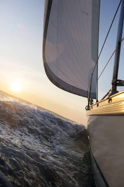荒い海でのセーリング ヨット — ストック写真