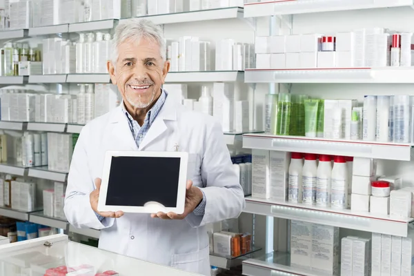 Tableta digital de tenencia farmacéutica senior con pantalla en blanco —  Fotos de Stock