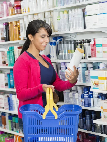 Bouteille de shampooing tenue par client en pharmacie — Photo