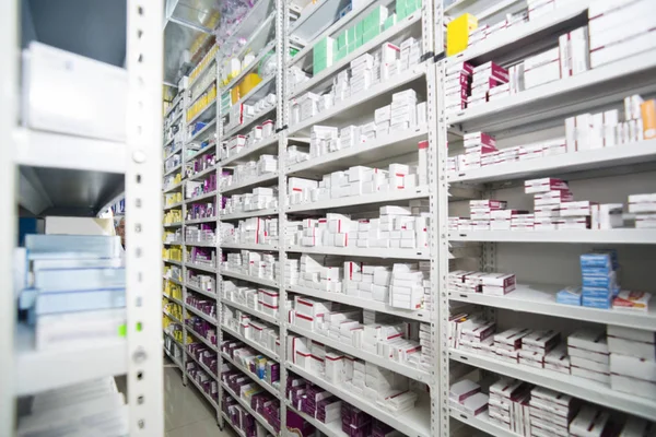 Medicamentos dispuestos en estantes en la farmacia — Foto de Stock