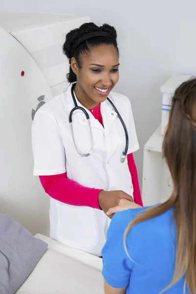 Médico apertando a mão com o paciente sentado CT Scan Machine — Fotografia de Stock
