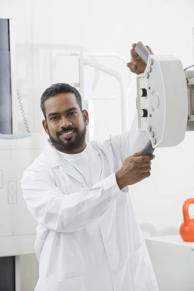 Máquina de rayos X operacional profesional médica masculina en el hospital — Foto de Stock