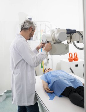 X-ray makinesi Bayan hasta üzerinde ayarlama radyolog