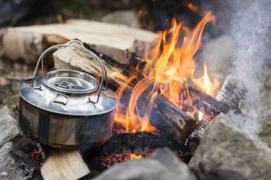 Şenlik ateşi metalik potu closeup